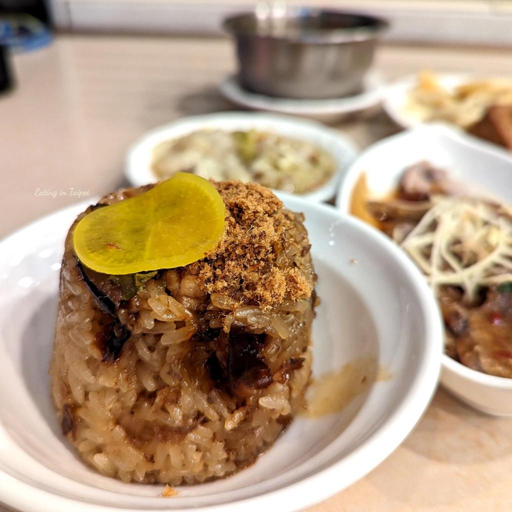 xia gang crispy sparerib soup tube shaped rice